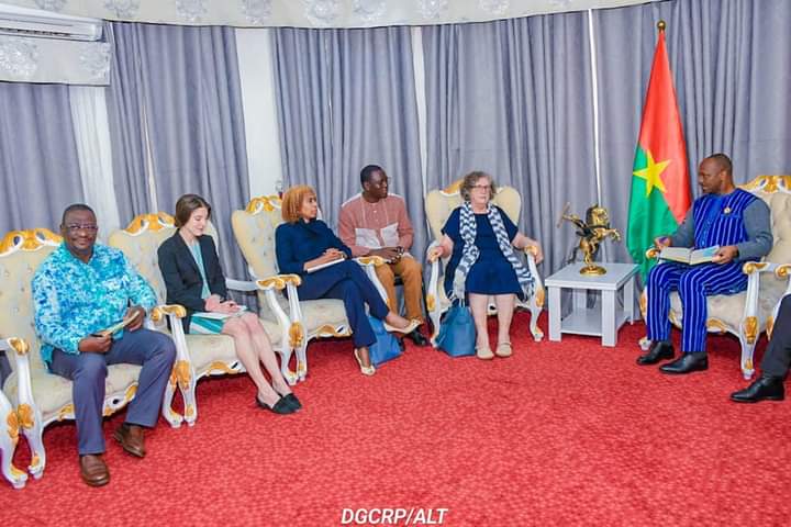 Burkina : Le président de l’Assemblée législative de Transition, Dr Ousmane Bougouma échange avec deux délégations de diplomates américains.