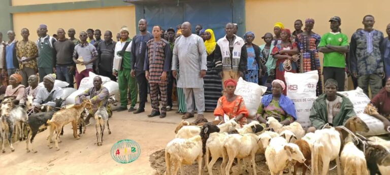 Nayala: Des animaux et des volailles remis à 64 PDI retournées pour relancer leurs activités 