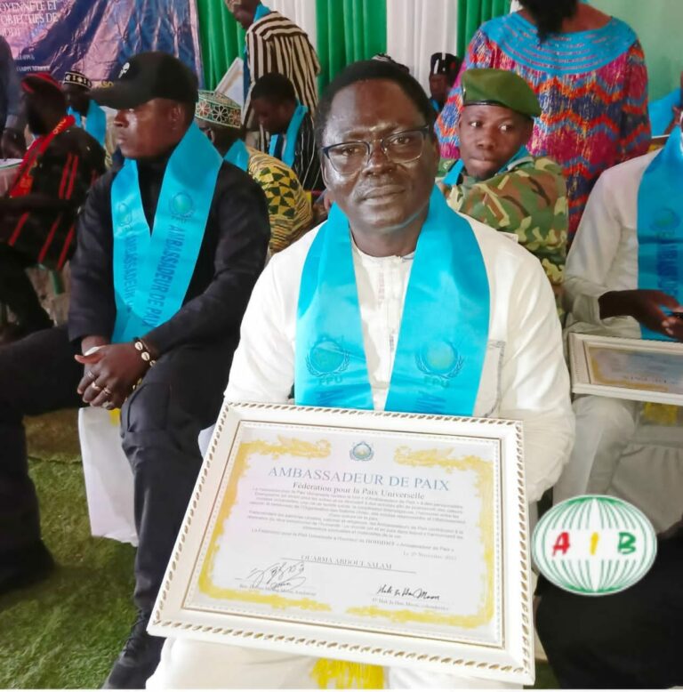 Promotion de la paix: La Fondation pour la Paix Universelle décerne le titre d&rsquo;Ambassadeur au correspondant de l&rsquo;AIB du Loroum 