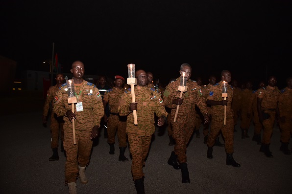 Marche aux flambeaux des forces armées