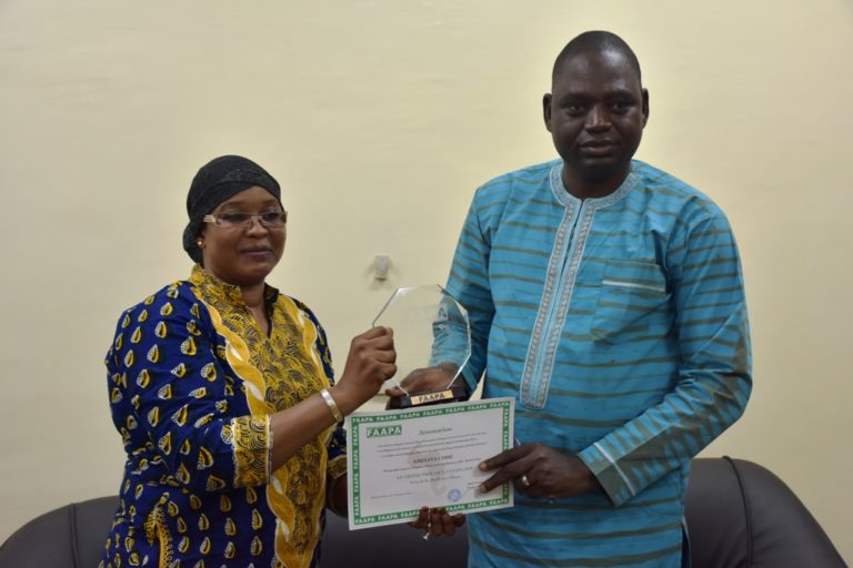 PRESENTATION DU PRIX FAAPA AU DG DES EDITIONS SIDWAYA EN IMAGES