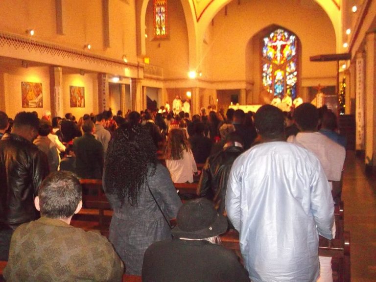 Les catholiques de Rabat fêtent Noël, jour non férié au Maroc