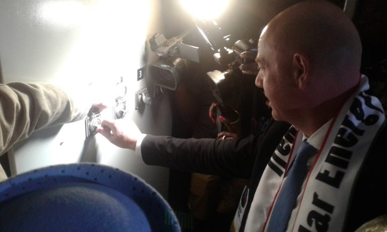 Le président de la FIFA inaugure des installations solaires au terrain de l’EFO