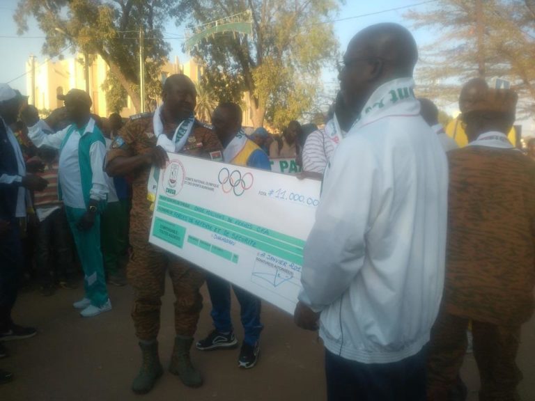 Lutte contre le terrorisme : Des acteurs du sport offrent 11 millions de FCFA aux Forces armées burkinabè