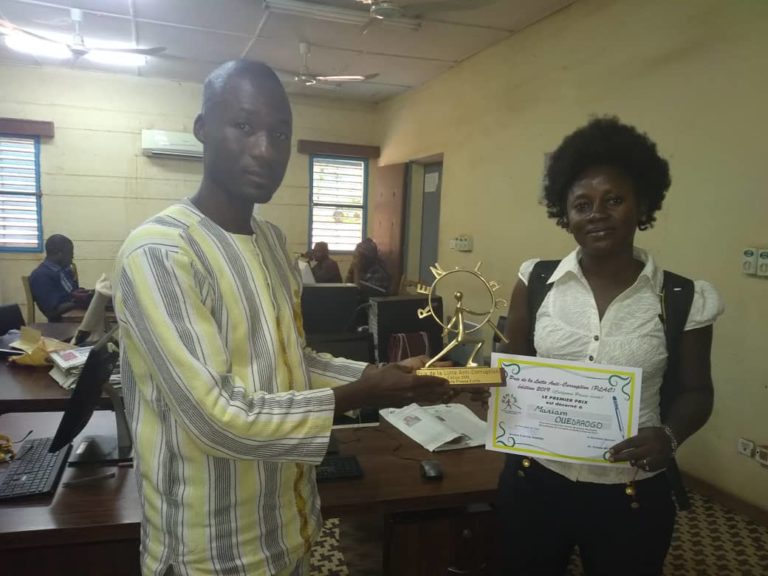 Prix anti-corruption 2019 : Mariam Ouédraogo présente son trophée à l’AIB