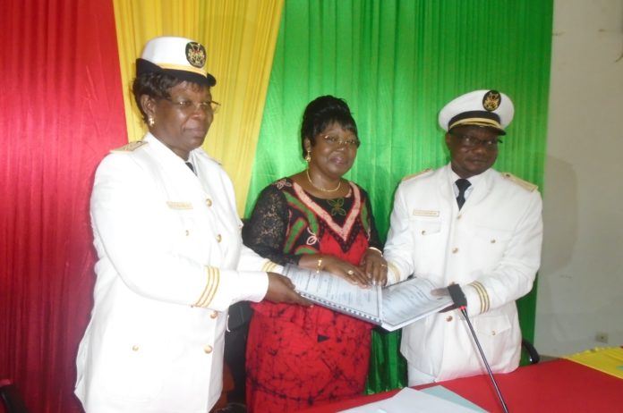 1 Josiane Kabré (à gauche) préside désormais aux destinées de la région du Centre-sud en remplacement de Casimir Ségueda (à droite).