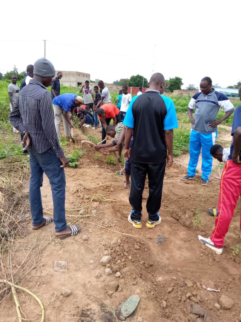 Burkina : Des anciens pensionnaires d’une école primaire de Fada N’Gourma initient des activités de reboisement