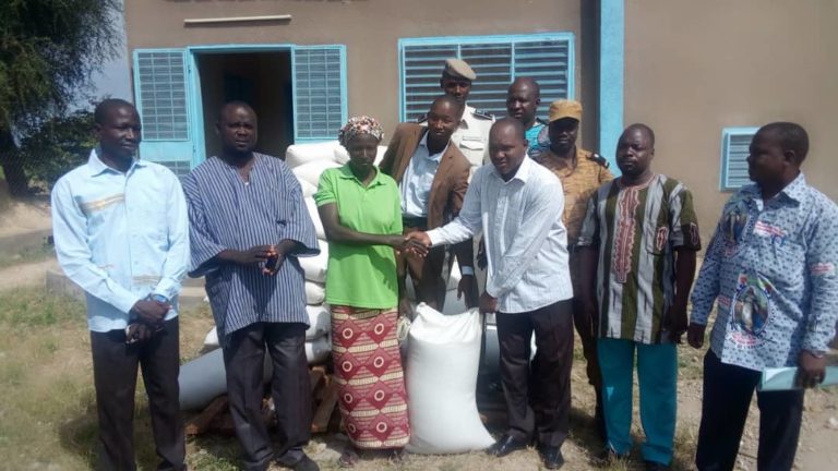 Le député René Lompo offre des vivres aux déplacés de la Komondjari