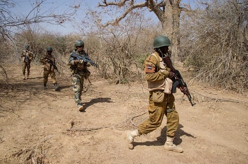 Kompienga : Au moins 15 terroristes neutralisés, une base démantelée, de l’armement saisi