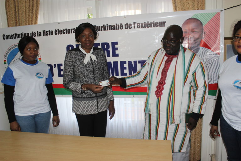 Présidentielle 2020 : les Burkinabè de la juridiction de l’Ambassade du Burkina Faso à Bruxelles affluent pour leurs cartes d’électeurs