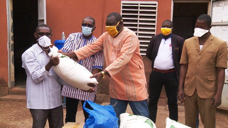 Gaoua/Covid-19 : l’orpailleur Albert Oussé soutient les détenus et les commerçants