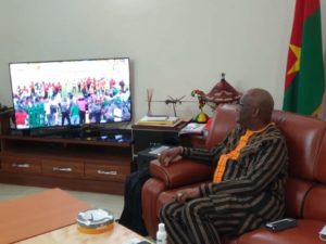 Le président du Faso suivant le match en direct à la télévision