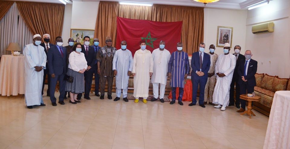 L’ambassadeur Youssef Slaoui et ses invités à la fête du trône.