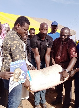 Burkina: Le parti de Yacouba Isaac Zida offre des vivres à des déplacés