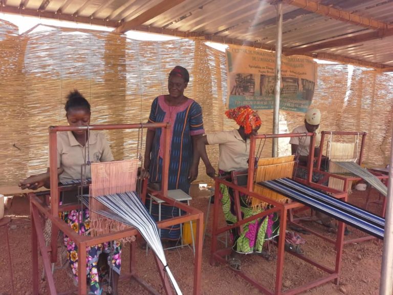 Passoré : Marguerite Tapsoba, une passionnée du métier à tisser au service des plus jeunes