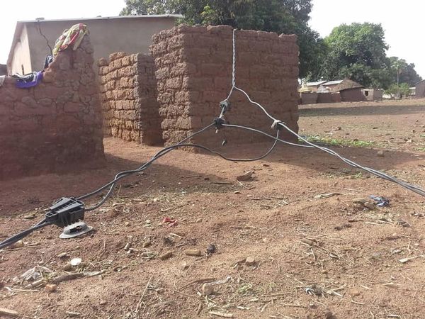 Sindou: les fils électriques traînant partout inquiètent à Douna.