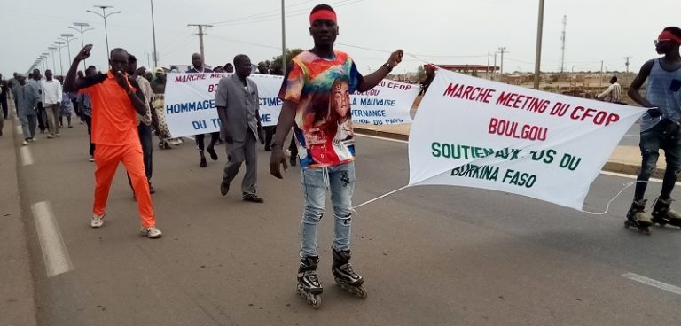 Marche de l’opposition à Tenkodogo : Des manifestants remettent leurs revendications au Haut-commissaire