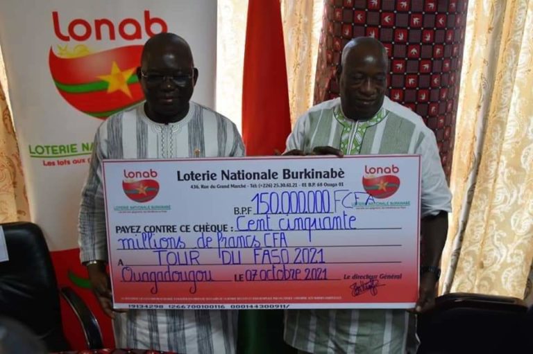 La LONAB offre 150 000 000 FCFA au Comité d’organisation du Tour du Faso