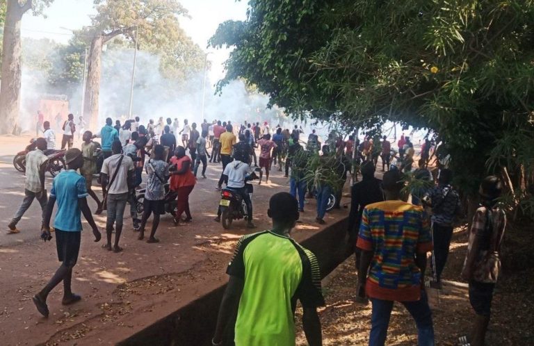Bobo-Dioulasso : Des manifestants déterminés à se faire entendre dispersés par les forces de l’ordre