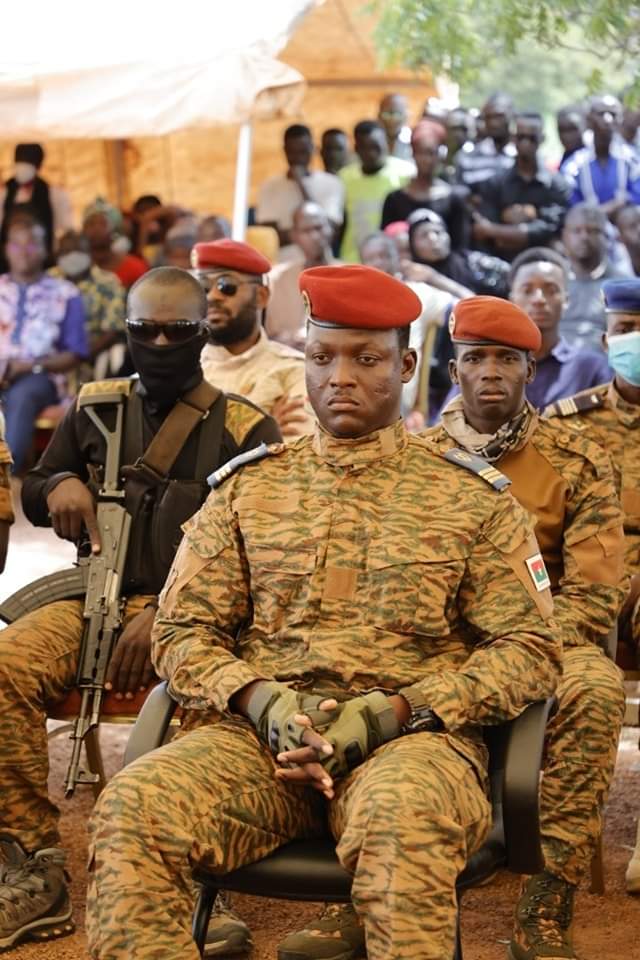 Burkina: Le capitaine Traoré assiste à la levée de corps de 27 militaires tombés dans l’attaque terroriste de Gaskindé