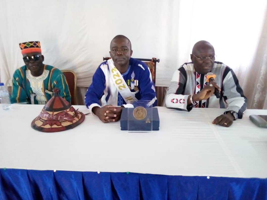 Prix PADEV 2022 à Kigali : Ousmane Ouédraogo présente son trophée à Kombissiri
