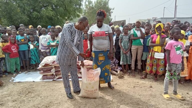 Nahouri : Une Association offre des vivres et des tables bancs à des élèves