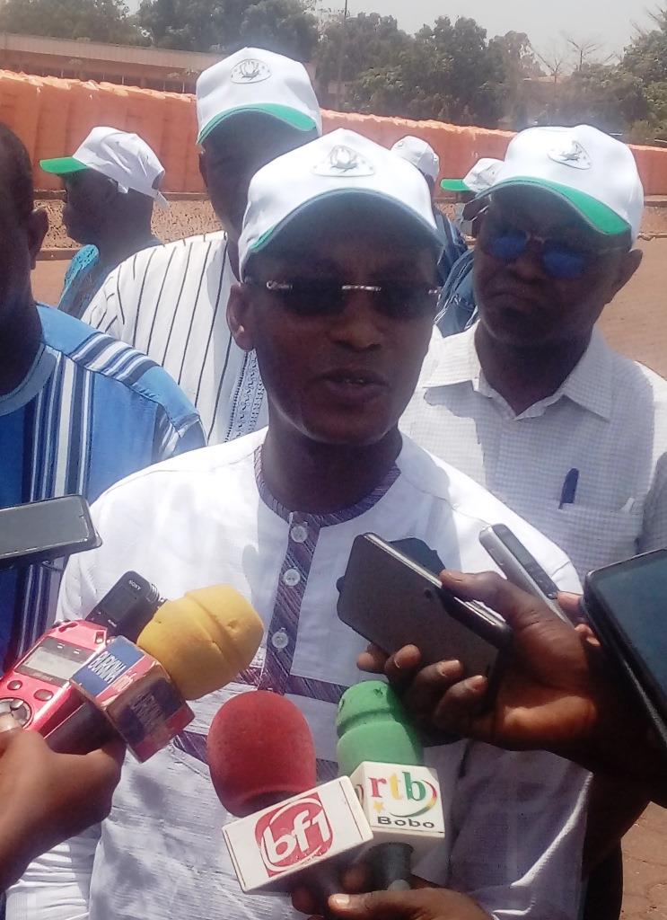 Houet : Le ministre du commerce visite l’usine d’égrenage Bobo III