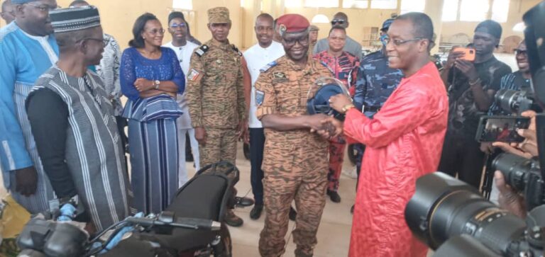 Burkina : Remise de dons aux Forces de défense et de sécurité et aux déplacées internes