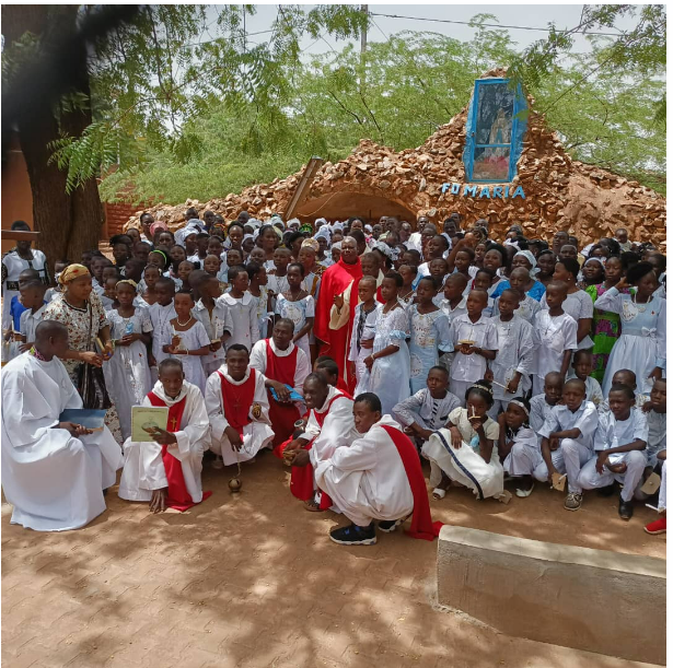 Sourou/Pentecost: Catholic faithful receive various sacraments |  BIA