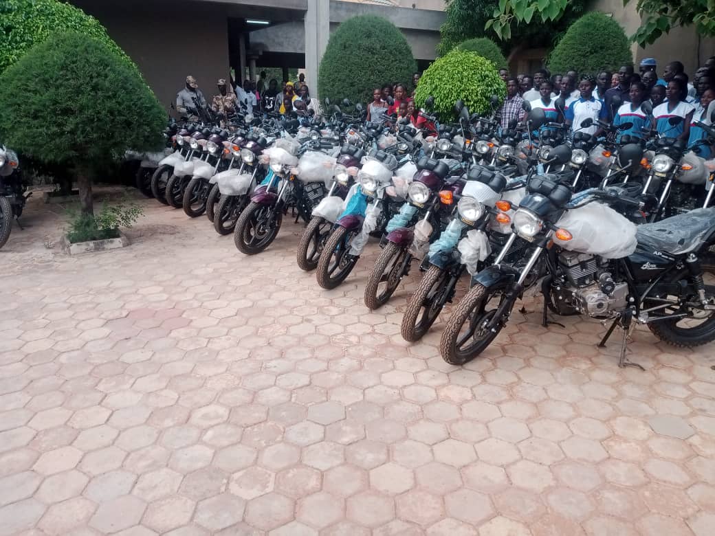 Effort de paix : Des artisans  offrent  50 motos aux Forces combattantes