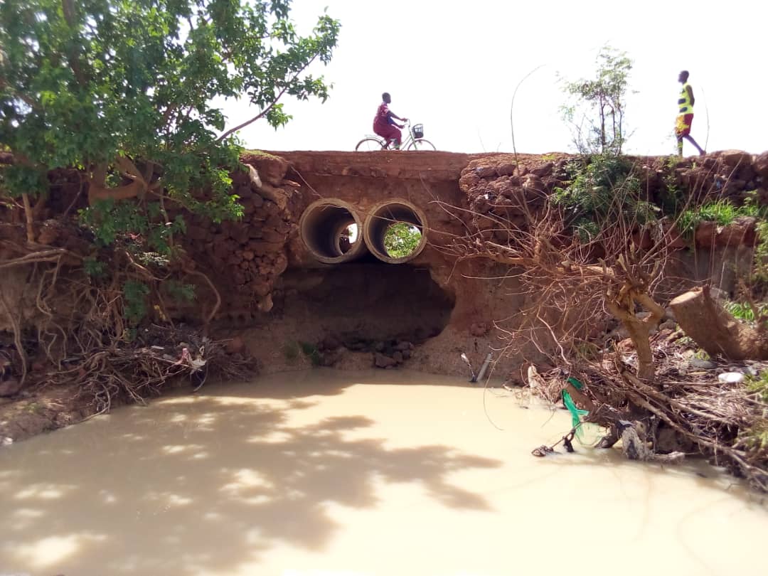 Kombissiri : un camion se renverse d’un pont en état de dégradation avancée