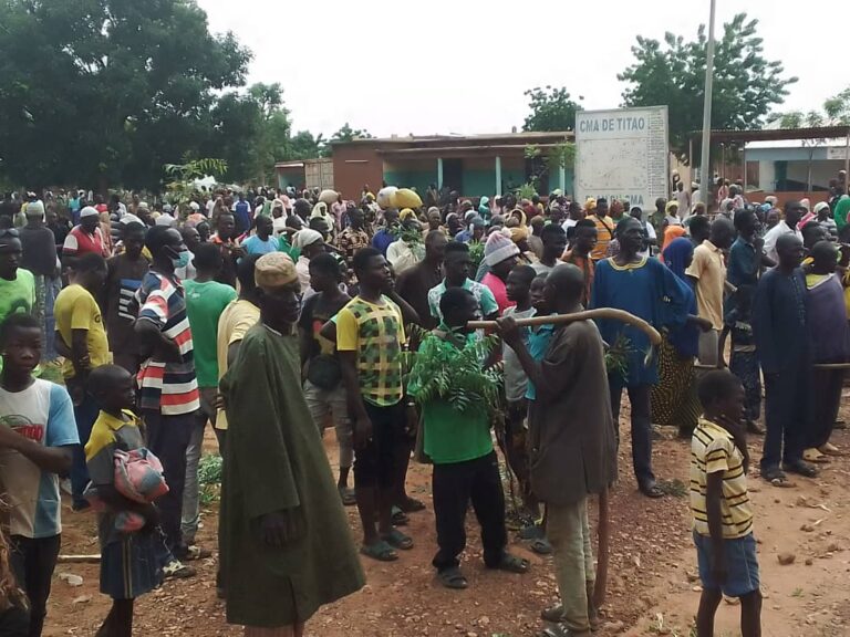 Loroum : Des jeunes assainissent le Centre médical de Titao