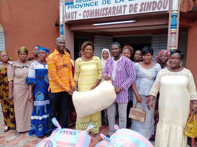 Léraba : Les femmes soutiennent les femmes PDI avec des vêtements et des vivres