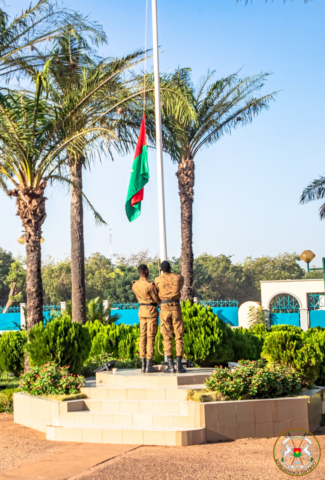 « Au Burkina Faso, il n’y a personne qui est au-dessus du drapeau national », dit le chef de l’Etat à des enfants