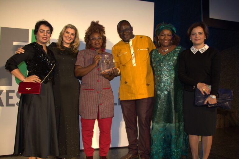 Prix ICFJ Knight 2023 : Mariam Ouédraogo dédie son trophée aux femmes victimes du terrorisme