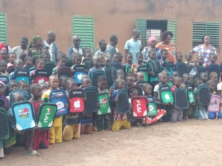 Éducation : La Croix-Rouge offre des kits scolaires aux élèves vulnérables et aux élèves déplacés internes dans la province de la Kossi