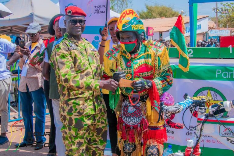 « Nous implorons Dieu et les mannes des ancêtres pour que le tour continue et se termine en paix », selon le ministre de la défense