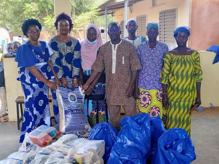 Kaya: La 19e promotion de l&rsquo;ISTIC offre des vivres et des non vivres à des PDI