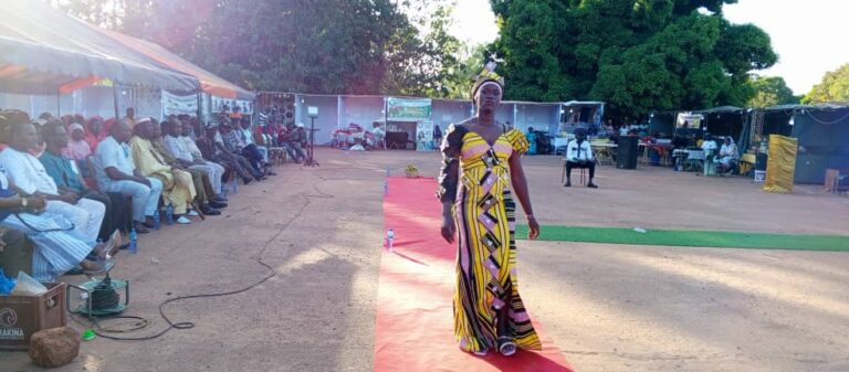 FITMOV 2023: Harouna Nango remporte le 1er prix du plus jeune créateur styliste 