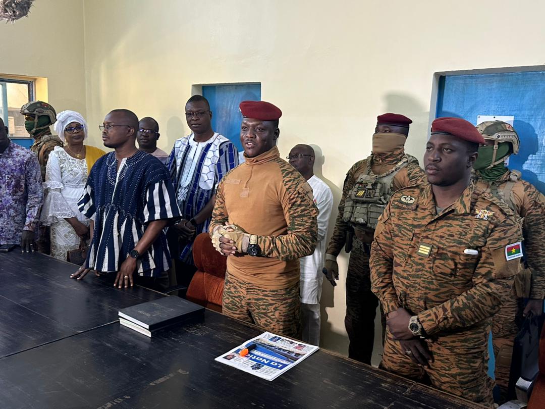 Burkina : Le président Traoré salue le «travail exceptionnel» des médias publics avec du matériel