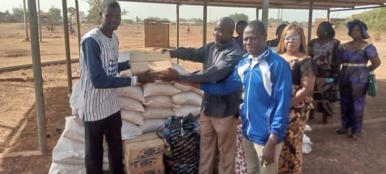 Namentenga : Song n pass offre des vivres et des vêtements aux PDI