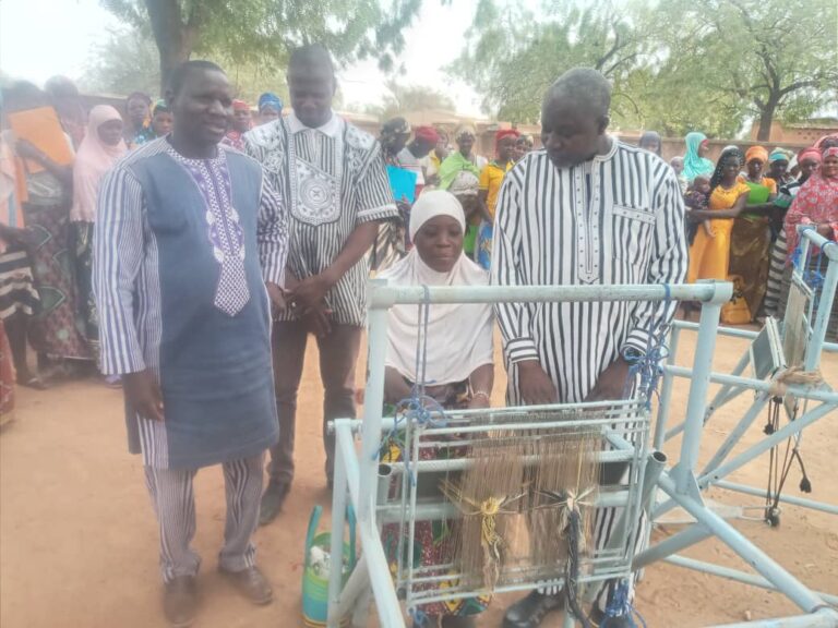 Namentenga : 97 femmes PDI reçoivent des métiers à tisser 