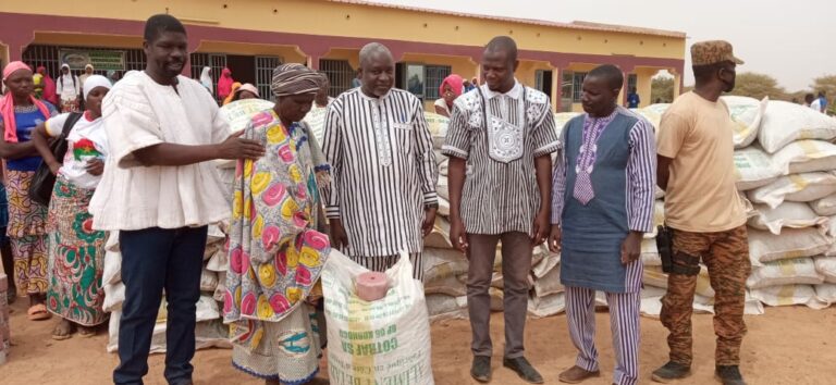 Namentenga : Une association offre des ovins et des intrants alimentaires à 150 PDI 