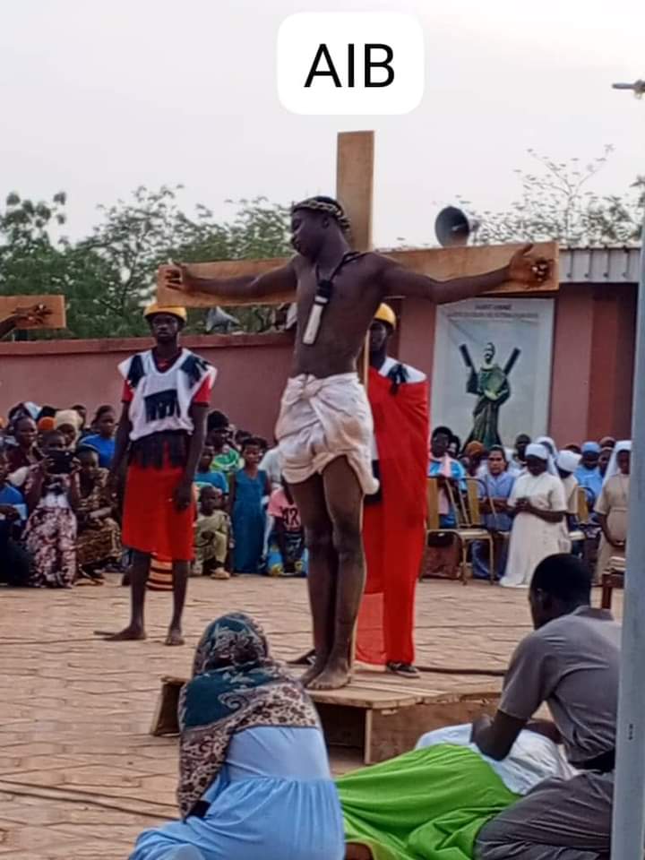 Vendredi saint »: Des catholiques du Burkina revivent avec ferveur les souffrances du Christ