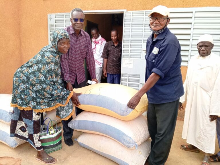 Banwa : Un auditeur de la radio « lotamu » fait un don de 8  sacs de 100kg de maïs