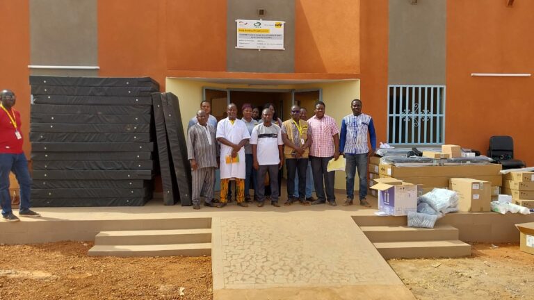 Zondoma/Santé : L’ONG Help offre un nouveau bâtiment et du matériel au district sanitaire de Gourcy.