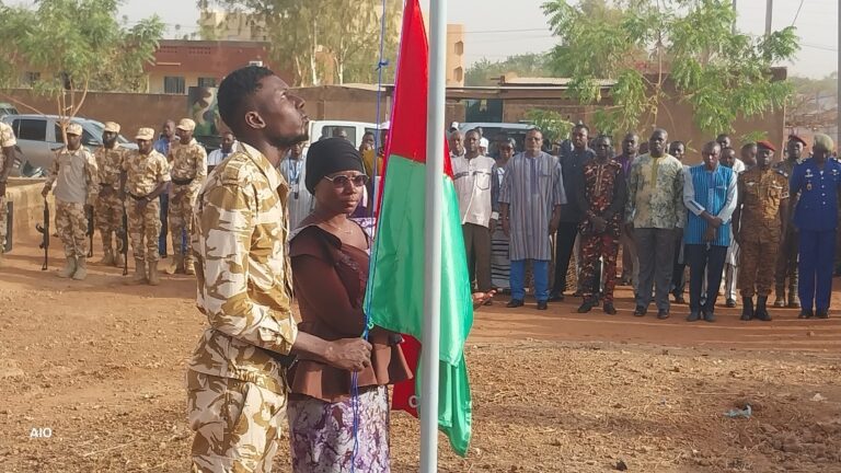 Traditionnelle montée des couleurs nationales : Le drapeau flottera désormais à la RTB2 de Kaya