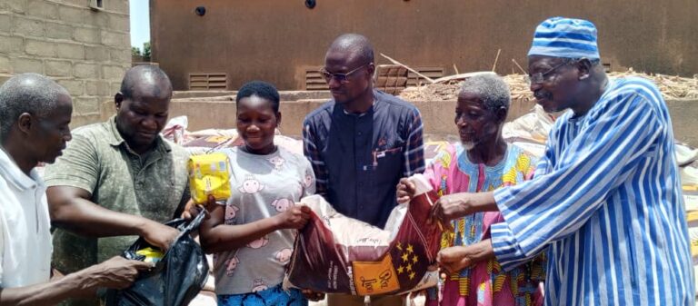 Gourma : Une association offre des vivres et des kits d’hygiène aux élèves déplacés internes