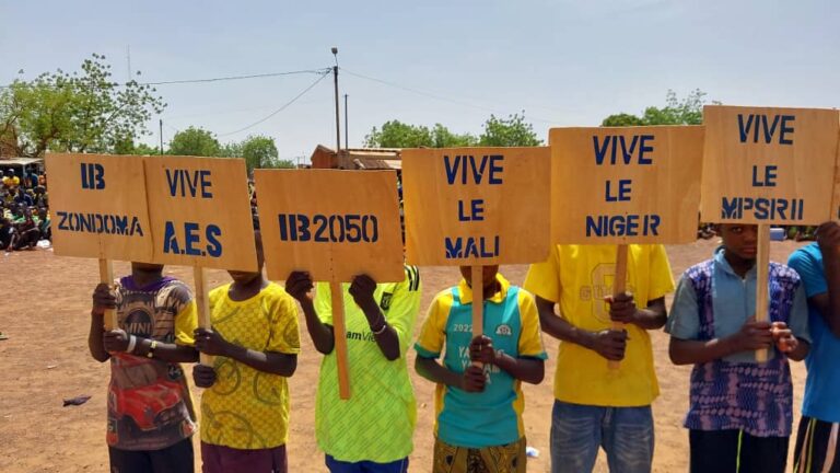 Gourcy/Soutien à la transition : « IB au pouvoir jusqu&rsquo;en 2050 » proclament les manifestants