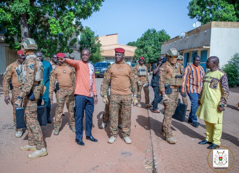  »Nous, on ne fuit pas. On ne recule pas, on n’abandonne pas », président Traoré